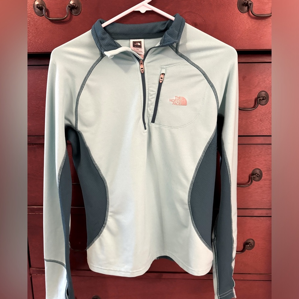 Women’s long sleeve moisture wicking athletic shirt. Great condition! Medium.